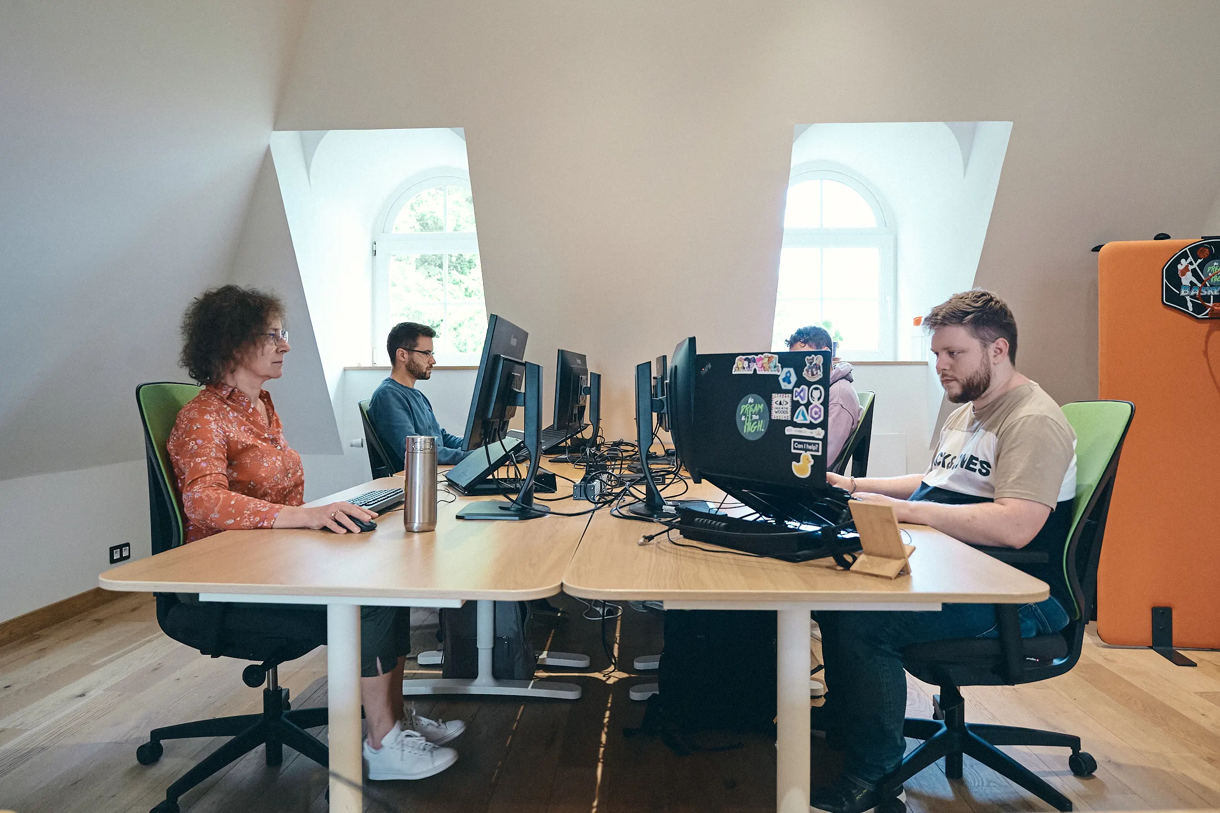 Equipe autour d'une table Equipe autour d'une table