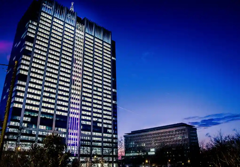 Groupe-de-masques-6 copie Building dans la nuit